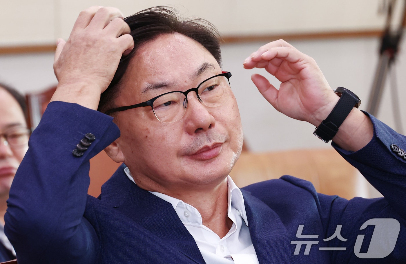 이화영 전 경기도 평화부지사가 2일 오전 서울 여의도 국회 법제사법위원회에서 열린 박상용 수원지검 부부장검사 탄핵소추사건 조사 청문회에 출석, 머리를 넘기고 있다. 이날 박 검사는 불출석했다. 2024.10.2/뉴스1 ⓒ News1 김민지 기자