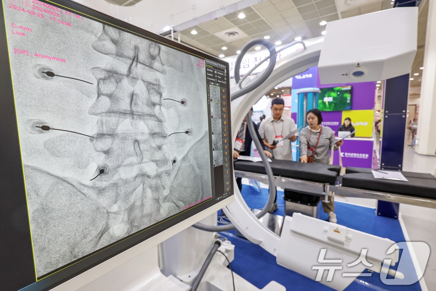 2일 오전 서울 강남구 코엑스에서 열린 &#39;2024 국제 병원의료산업 박람회&#40;KHF 2024&#41;&#39;에서 관람객들이 영상의료기기를 살펴보고 있다. 2024.10.2/뉴스1 ⓒ News1 민경석 기자