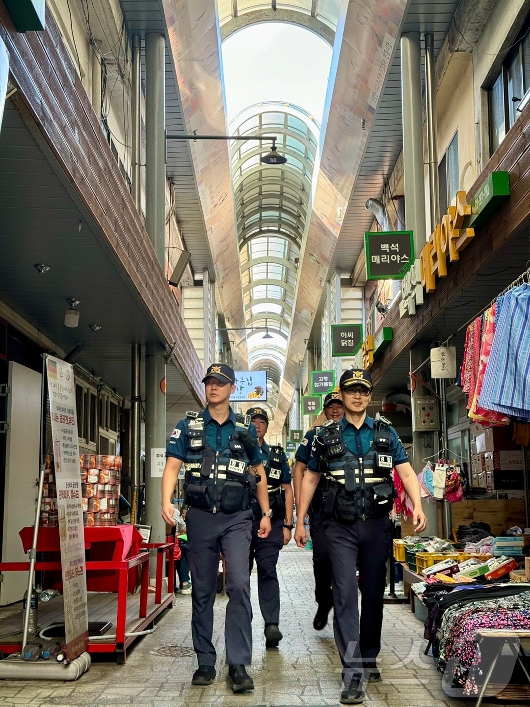 경북경찰 기동순찰대가 전통시장을 순찰하고 있다. 지난 2월26일 발대한 기동순찰대는 7개월 동안 수배자와 형사범 811명을 붙잡았다.&#40;경북경찰청 제공&#41;2024.10.2/뉴스1