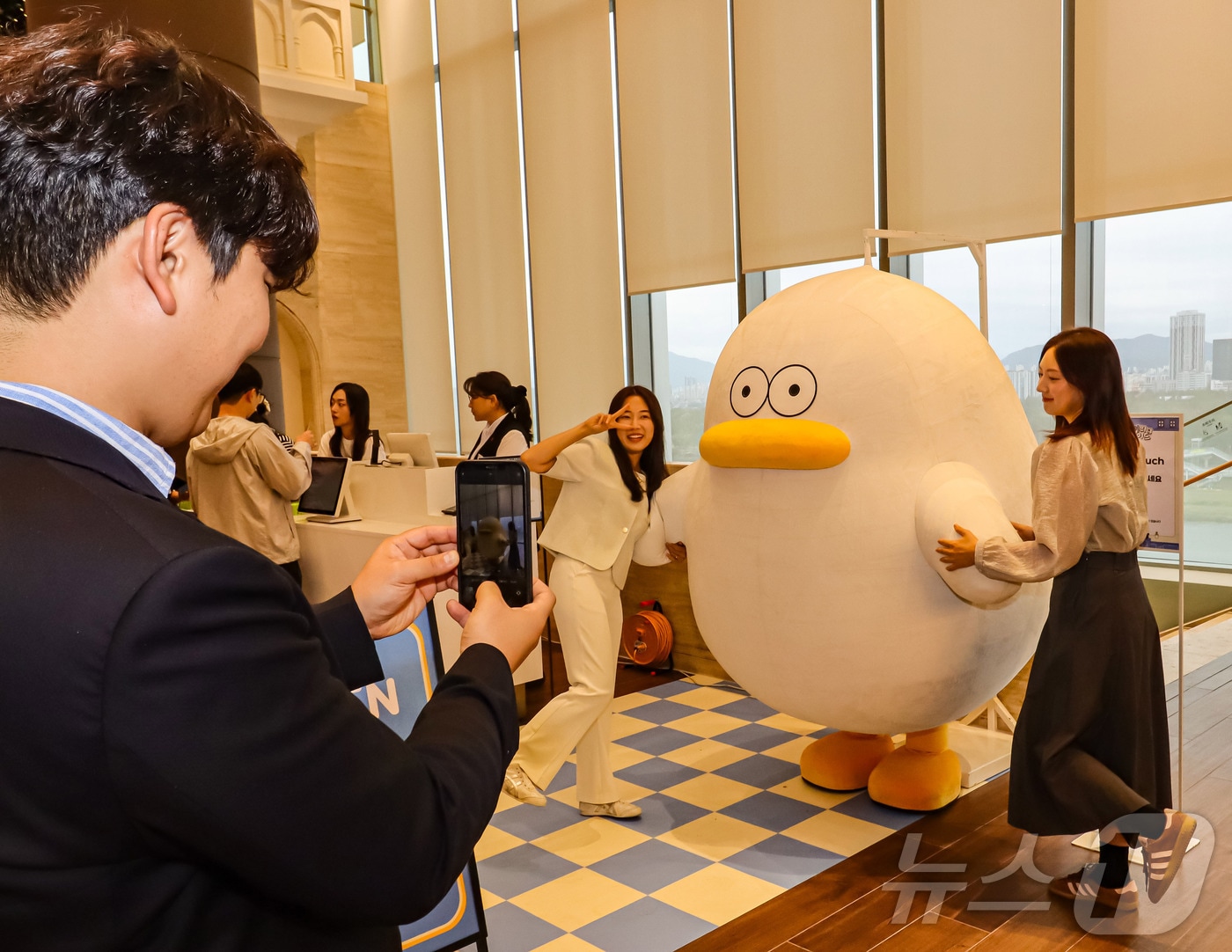 대전신세계 아트&사이언스 6층 아트테라스에서 진행 중인 ‘오둥이 팝업스토어’ 포토존에서 고객들이 사진을 찍고 있다.&#40;대전신세계 아프&사이언스 제공&#41; / 뉴스1 