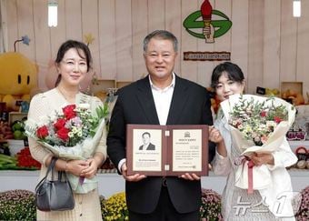 대전시의회 송대윤 부의장이 한국농촌지도자중앙연합회 주최 제77주년 한국농촌지도자 전국대회에서 대한민국 농업대상 지방농정 부문 최우수상을 받은 뒤 가족과 기념촬영을 하고 있다./뉴스1