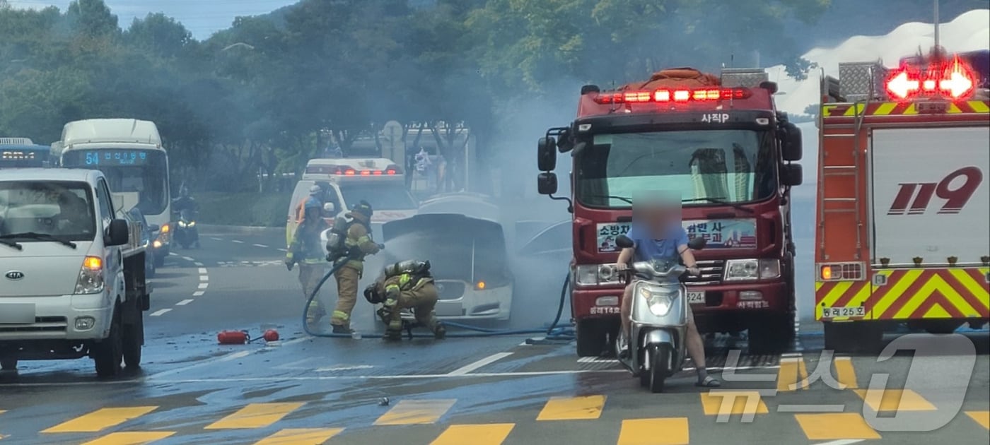 2일 오전 부산 연제구 거제동 편도 4차로 차량 화재 현장.&#40;연제경찰서 제공&#41;