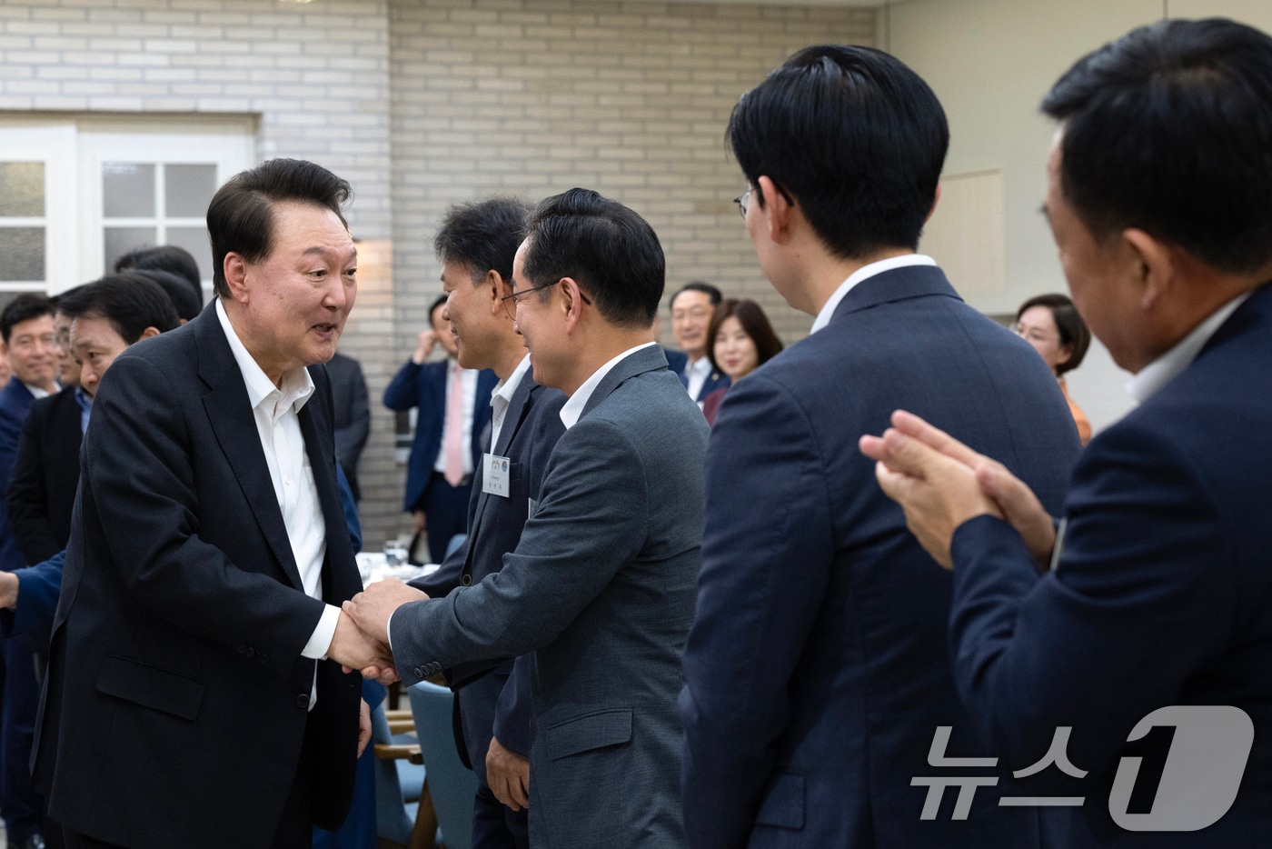 윤석열 대통령이 2일 서울 용산 대통령실 앞 파인그라스에서 열린 국민의힘 원내지도부와 국회 상임위원장 및 간사들과의 만찬에서 참석 의원들과 인사를 나누고 있다. &#40;대통령실 제공&#41; 2024.10.2/뉴스1 ⓒ News1 송원영 기자