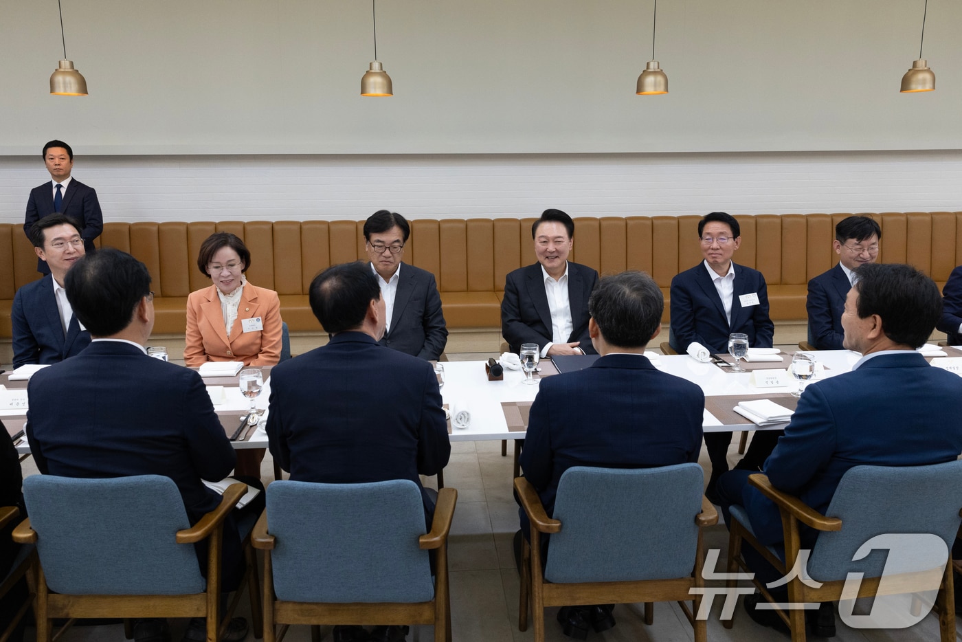 윤석열 대통령이 2일 서울 용산 대통령실 앞 파인그라스에서 추경호 국민의힘 원내대표 등 원내지도부와 여당 소속 국회 상임위원장 및 간사들과 만찬을 하고 있다. &#40;대통령실 제공&#41; 2024.10.2/뉴스1 ⓒ News1 송원영 기자