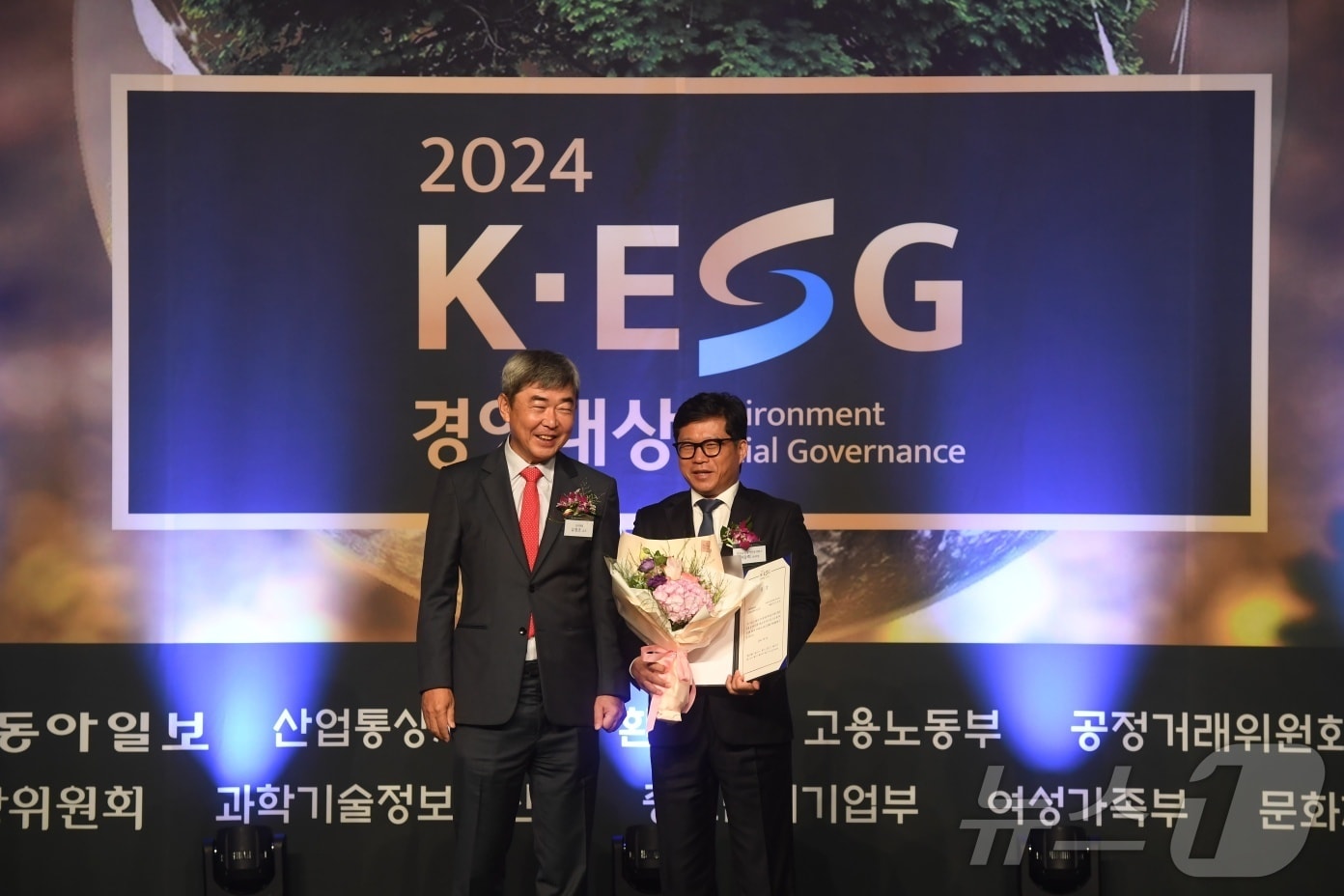 이승희 한교평 COO&#40;오른쪽&#41;가 2일 서울 더 플라자호텔에서 열린 ‘K-ESG 경영대상’에서 대상을 수상한 뒤 기념촬영을 하고 있다.&#40;한교평 제공&#41;