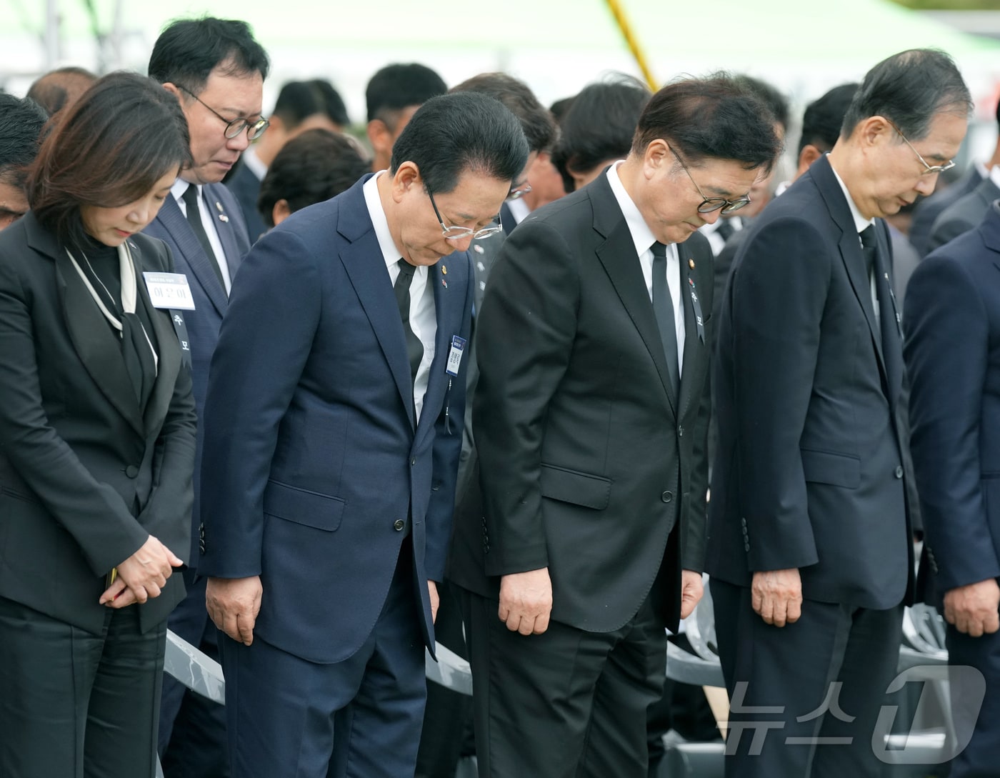 김영록 전라남도지사&#40;왼쪽 두 번째&#41;가 19일 보성군 한국차문화공원에서 열린 ‘여순 10·19사건 제76주기 합동추념식’에서 여순사건 희생자 영령에 대한 묵념을 하고 있다.&#40;전남도 제공&#41; 2024,10.20/뉴스1 