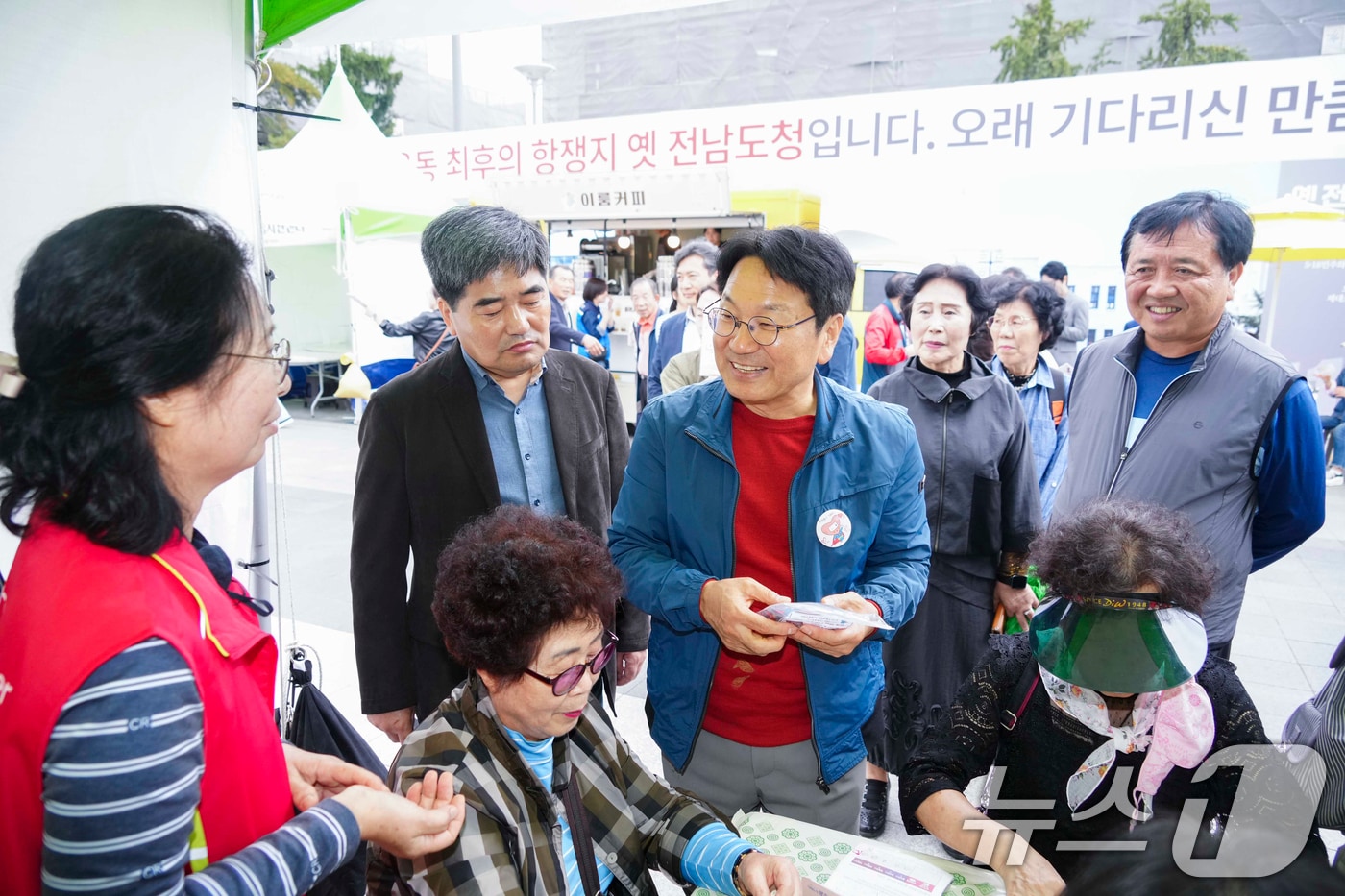 강기정 광주시장이 19일 오후 동구 5.18민주광장에서 열린 &#39;2024 광주시 자원봉사 박람회&#39;에 참석해 부스를 둘러보며 봉사자들을 격려하고 있다. &#40;광주시 제공&#41; 2024.10.20/뉴스1 