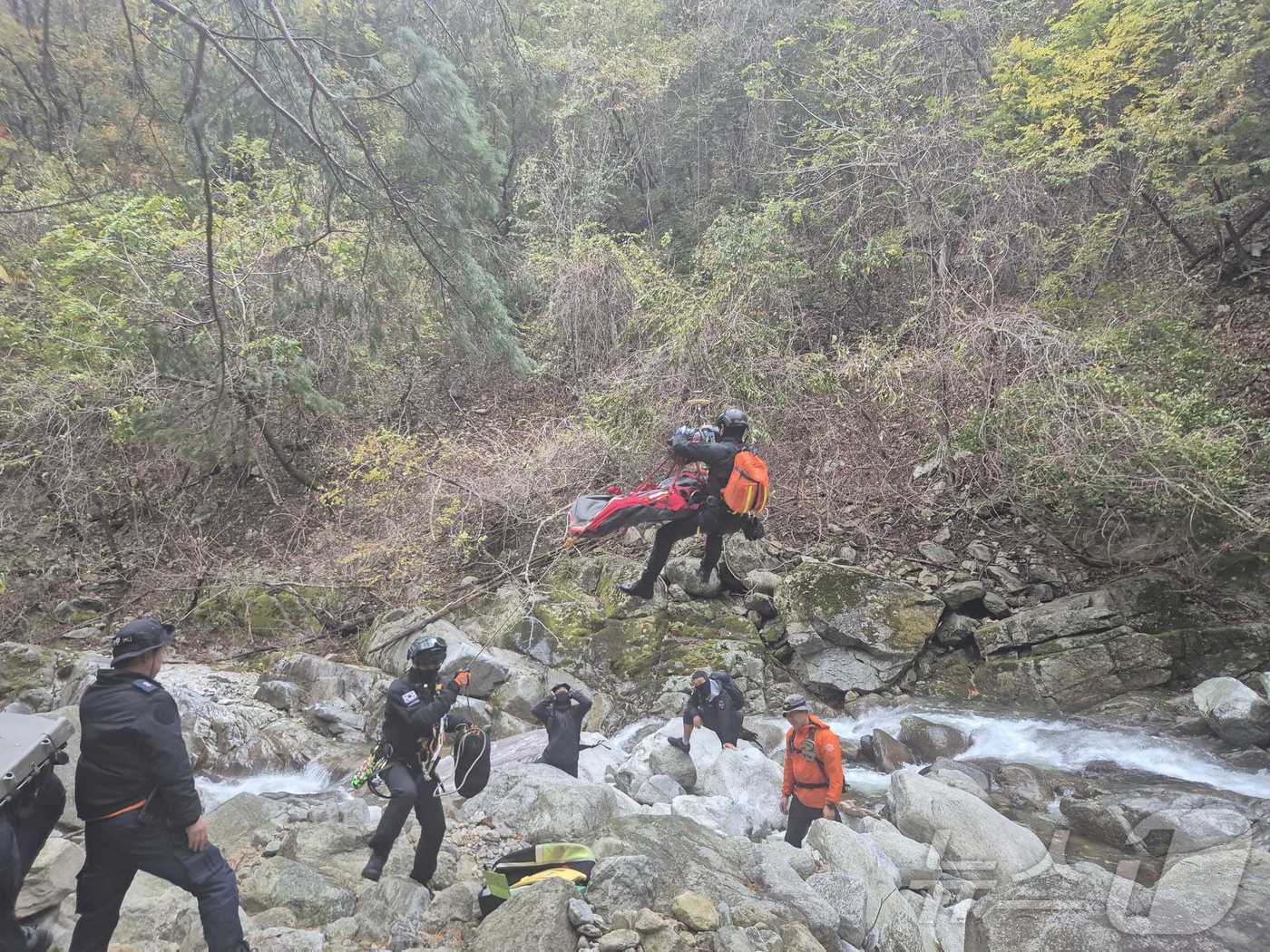 20일 오후 2시3분쯤 강원 인제군 북면 용대리 설악산 응봉폭포에서 추락사고가 발생한 가운데 현장 소방구조대원들이 70대 A 씨를 구조하고 있다.&#40;강원도소방본부 제공&#41;/뉴스1