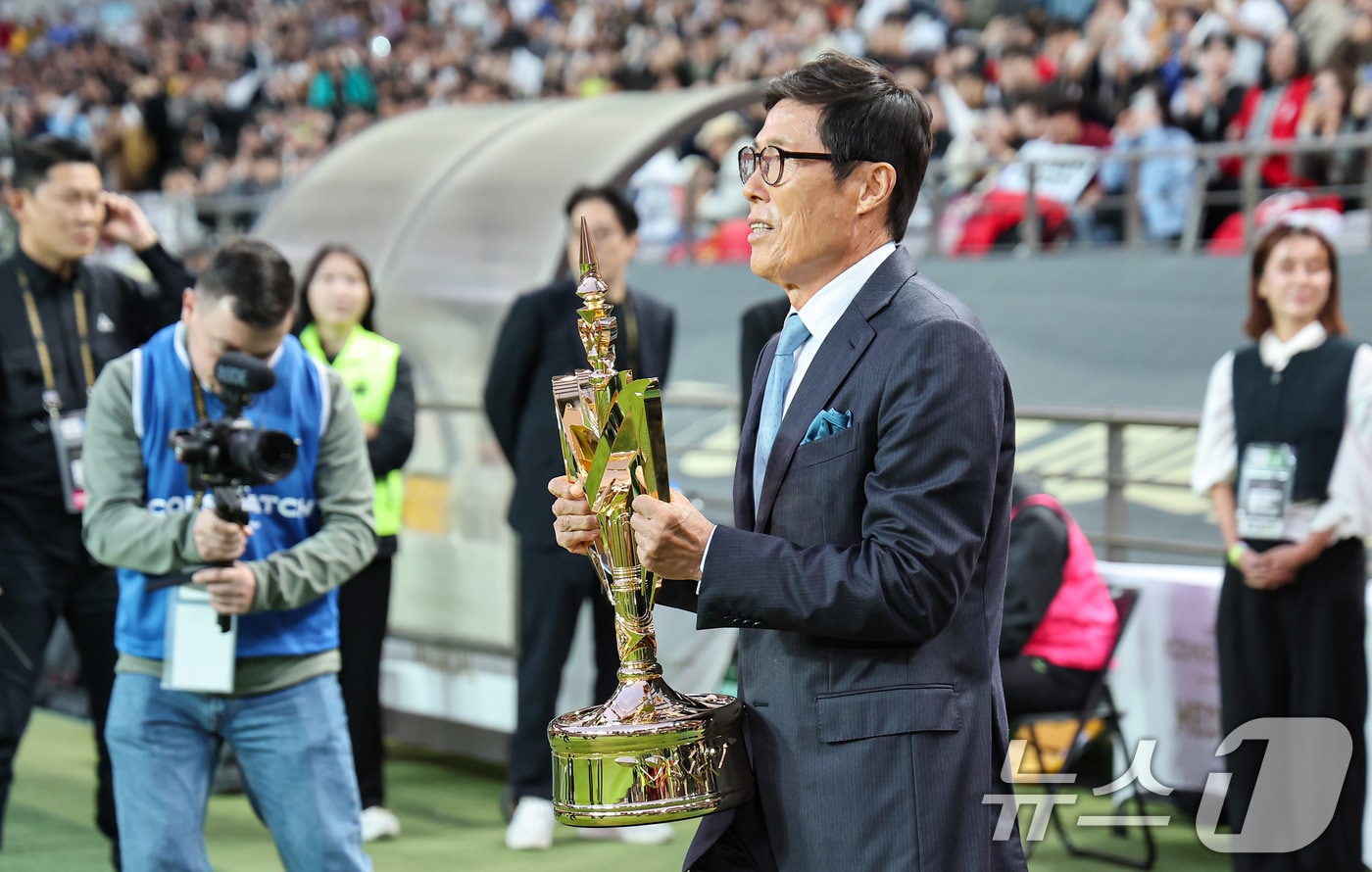 차범근 전 감독이 20일 오후 서울 마포구 서울월드컵경기장에서 열린 '2024 넥슨 아이콘매치' FC 스피어와 실드 유나이티드의 경기에 참석해 승리 트로피를 전달하고 있다. 2024.10.20/뉴스1 ⓒ News1 김도우 기자