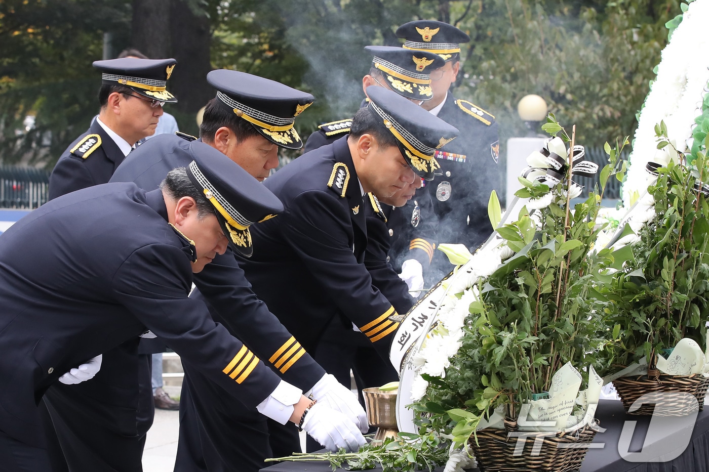 제79주년 경찰의 날을 맞아 21일 오전 대구경찰청 옆 대구경찰시민공원에서 열린 순직 경찰관 추모식에서 대구경찰 간부들이 헌화하고 있다. 2024.10.21/뉴스1 ⓒ News1 공정식 기자