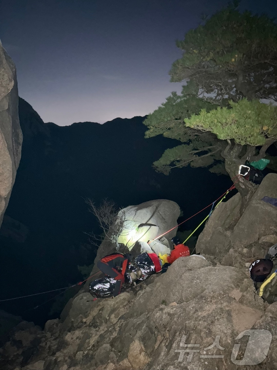 지난 20일 산행 중 낙상 사고를 당한 60대가 구조대원과 함께 비박을 하고 있는 모습. &#40;경기북부소방재난본부 제공&#41;