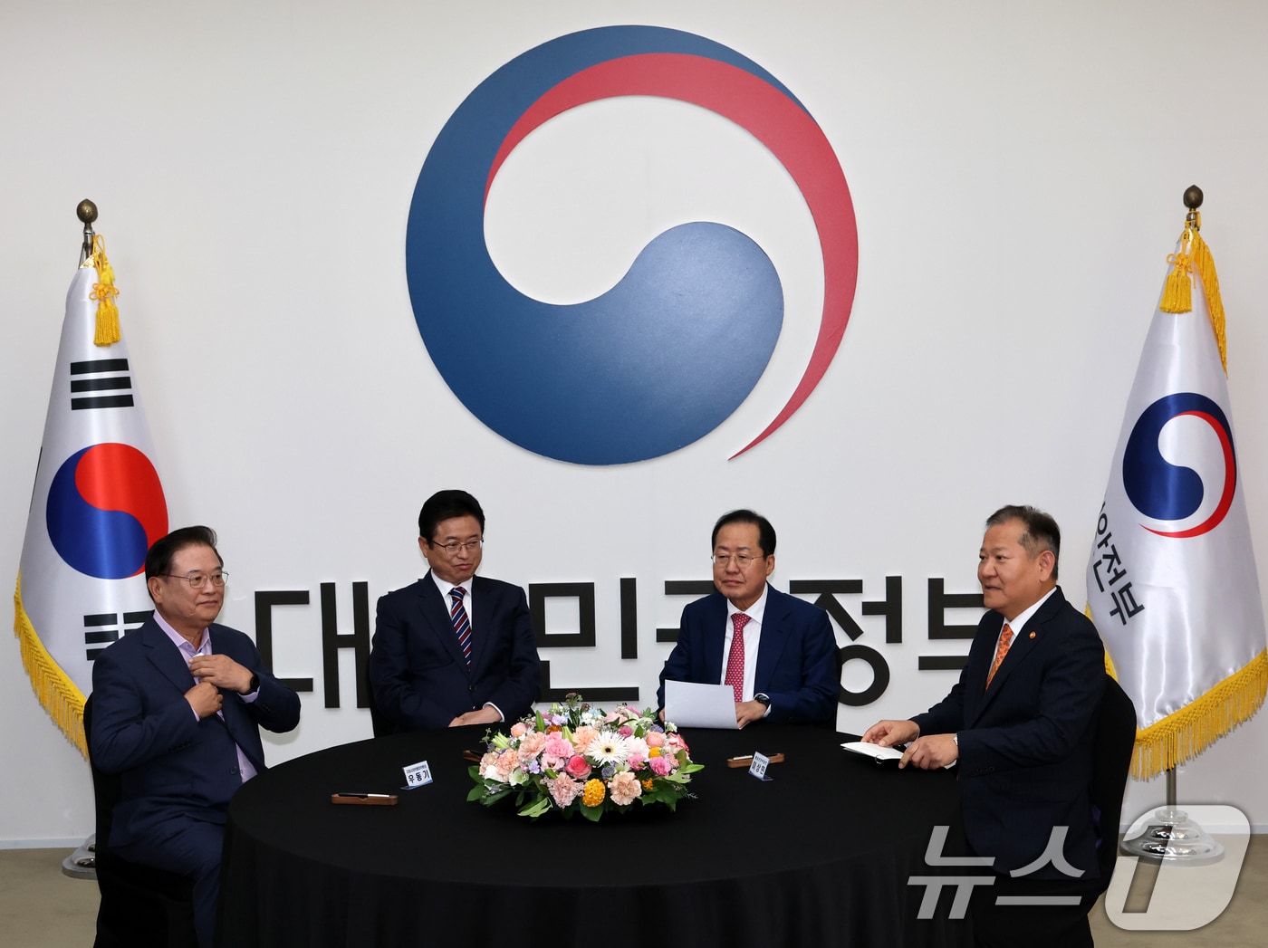 지난해 10월 우동기 지방시대위원장&#40;왼쪽부터&#41;, 이철우 경북도지사, 홍준표 대구시장, 이상민 당시 행정안전부 장관이 정부서울청사에서 열린 대구·경북 통합 관련 4자 회동에 자리하고 있다. &#40;공동취재&#41; 2024.10.21/뉴스1 ⓒ News1 자료 사진