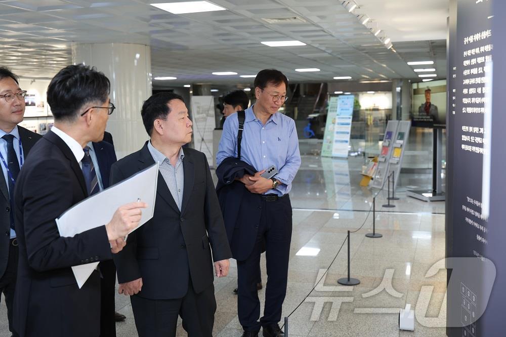 윤석대 한국수자원공사 사장&#40;사진 오른쪽 두 번째&#41;이 ‘대전 이전 50년 아카이빙 전시회’를 관람하고 있다. &#40;한국수자원공사 제공&#41;/뉴스1