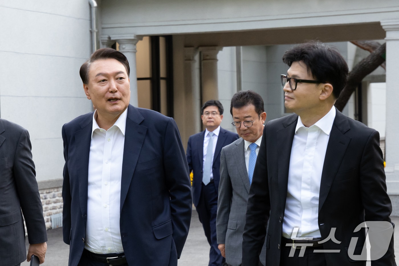 윤석열 대통령이 2024년 10월 21일 서울 용산 대통령실 파인그라스 앞에서 한동훈 국민의힘 대표와 대화를 하고 있다. 윤 전 대통령은 한 전 대표와 만나기 21일 전인 그해 10월 1일 한남동 관저에서 있었던 국군의날 행사 뒷풀이에 참석했던 곽종근 전 특전사령관은 &#39;윤 전 대통령이 한동훈 등을 잡아 오면 총으로 쏴 죽이겠다는 발언을 했다&#39;고 밝혀 논란이 되고 있다. 2024.10.21/뉴스1 ⓒ News1 송원영 기자