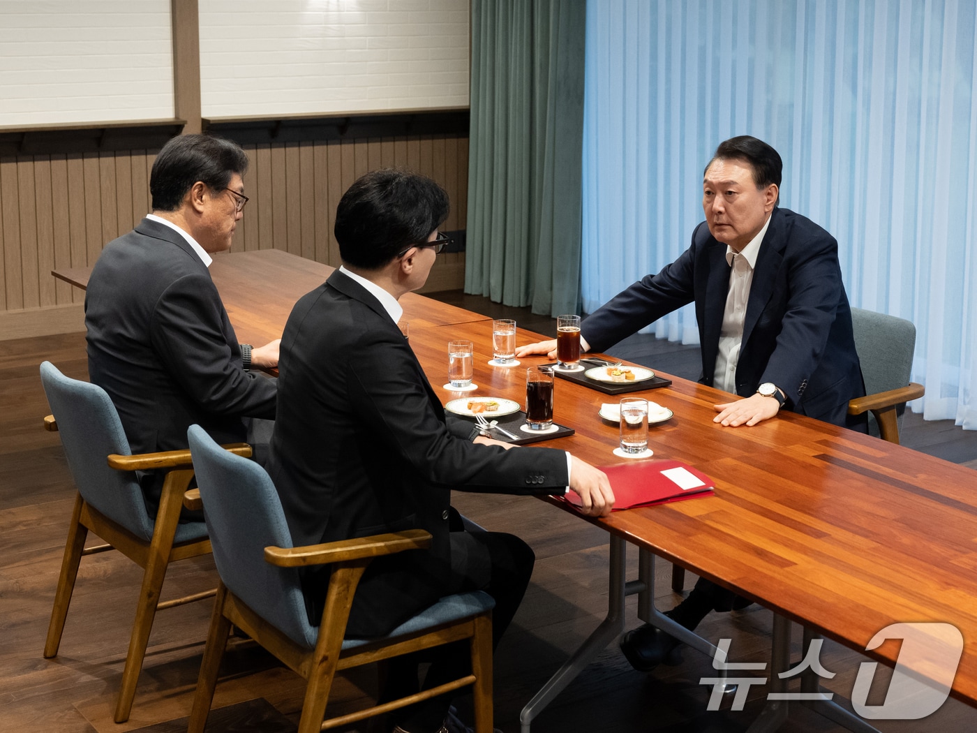 윤석열 대통령이 21일 서울 용산 대통령실 파인그라스에서 한동훈 국민의힘 대표와 면담을 하고 있다. &#40;대통령실 제공&#41; 2024.10.21/뉴스1 ⓒ News1 송원영 기자