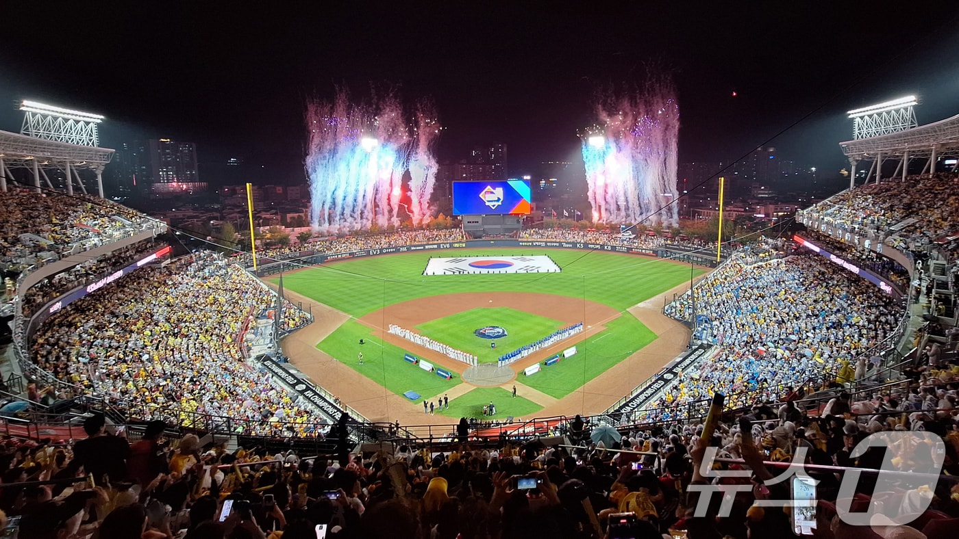 21일 오후 광주기아챔피언스필드에서 2024 신한 SOL뱅크 KBO 포스트시즌 KS 1차전이 개막하고 있다. 2024.10.21/뉴스1 ⓒ News1 이승현 기자