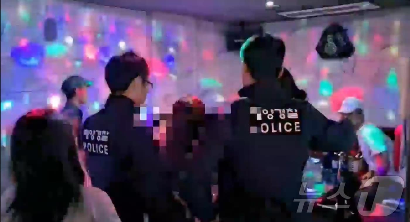 해경이 마약류를 상습적으로 매매·알선한 혐의를 받는 유흥주점을 압수수색 하고 있다.&#40;통영해경 제공&#41;