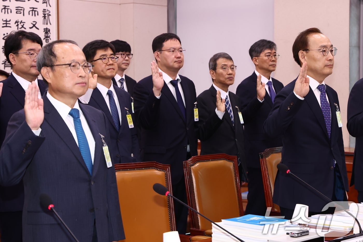 김정중 서울중앙지방법원장&#40;오른쪽&#41; 22일 오전 서울 여의도 국회 법제사법위원회에서 열린 서울중앙지방법원, 서울고등법원 등에 대한 국정감사에서 증인 선서를 하고 있다. 왼쪽은 이상주 수원고등법원장. 2024.10.22/뉴스1 ⓒ News1 김민지 기자