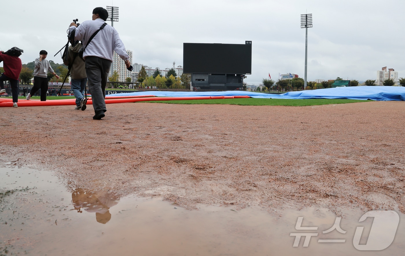 22일 오후 프로야구 &#39;2024 신한 SOL 뱅크 KBO 포스트시즌&#39; 한국시리즈 1차전 서스펜디드게임과 2차전이 열리는 광주 북구 기아챔피언스필드에 물이 고여있다. 2024.10.22/뉴스1 ⓒ News1 김도우 기자