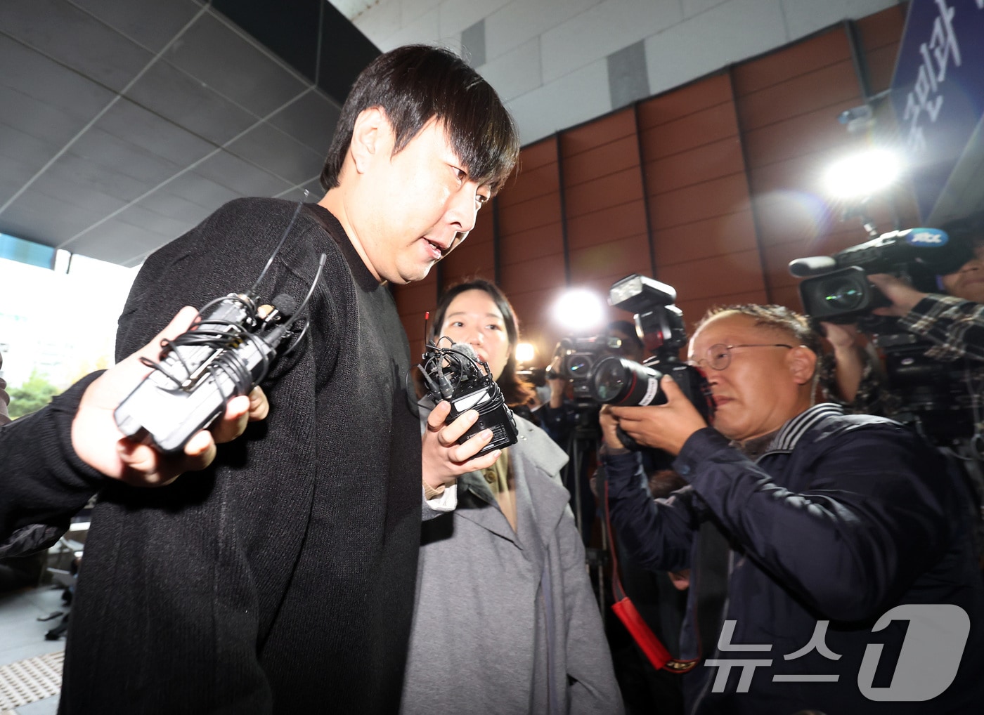 경찰 출입문 사진