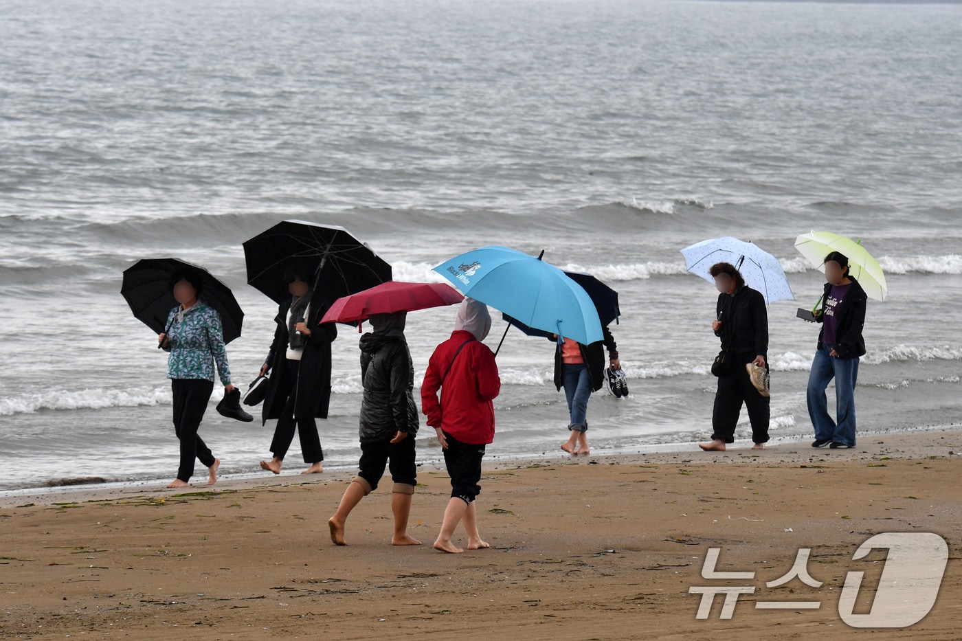 22일 오후 경북 포항시 북구 영일대해수욕장에서 관광객들이 가을비를 반기며 걸어가고 있다. 2024.10.22/뉴스1 ⓒ News1 최창호 기자