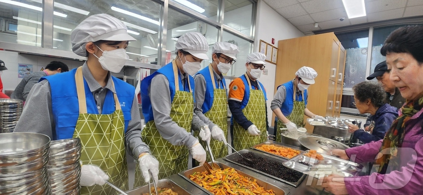 삼척블루파워 &#39;블루파워 봉사단&#39;이 22일 강원 삼척시노인복지관에서 어르신들을 위한 배식봉사 활동을 하고 있다.&#40;삼척블루파워 제공&#41; 2024.10.22/뉴스1