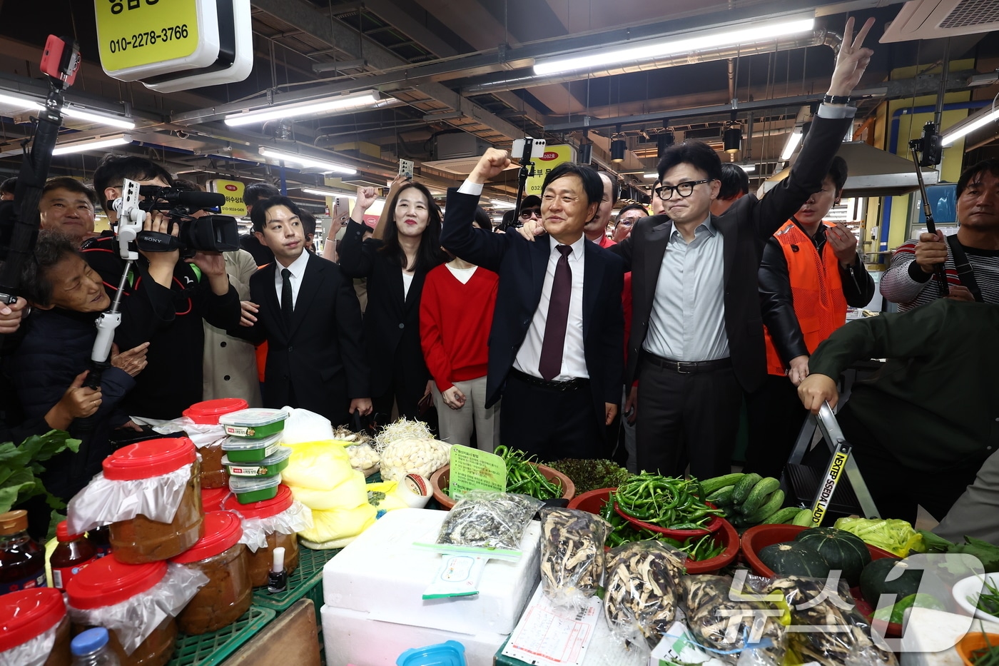 한동훈 국민의힘 대표가 22일 오후 인천 강화풍물시장을 찾아 박용철 강화군수와 함께 당선 감사 인사를 하고 있다. 2024.10.22/뉴스1 ⓒ News1 김민지 기자