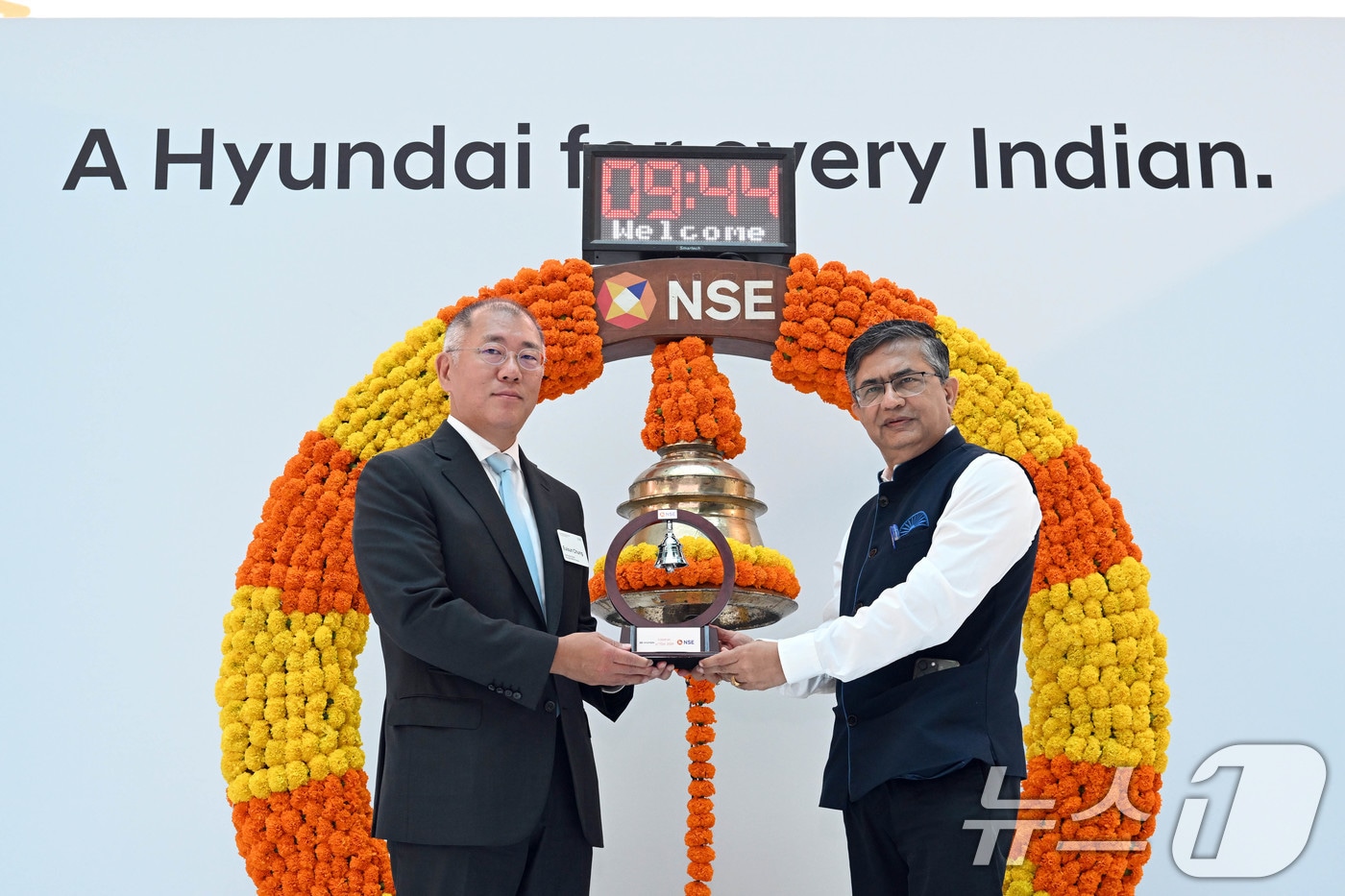 현대자동차는 22일(현지시간) 인도 뭄바이 인도증권거래소(NSE)에서 인도법인의 현지 증시 상장 기념식을 개최했다. 현대차는 인도 기업 공개(IPO) 이후 투명성 강화와 사회공헌 활동을 통해 14억 인도인의 마음을 사로잡는다는 계획이다. 정의선 현대자동차그룹 회장(왼쪽)이 인도증권거래소(NSE) 아쉬쉬 차우한 최고운영자(CEO)로부터 기념품을 받고 있다. (현대자동차 제공) 2024.10.22/뉴스1