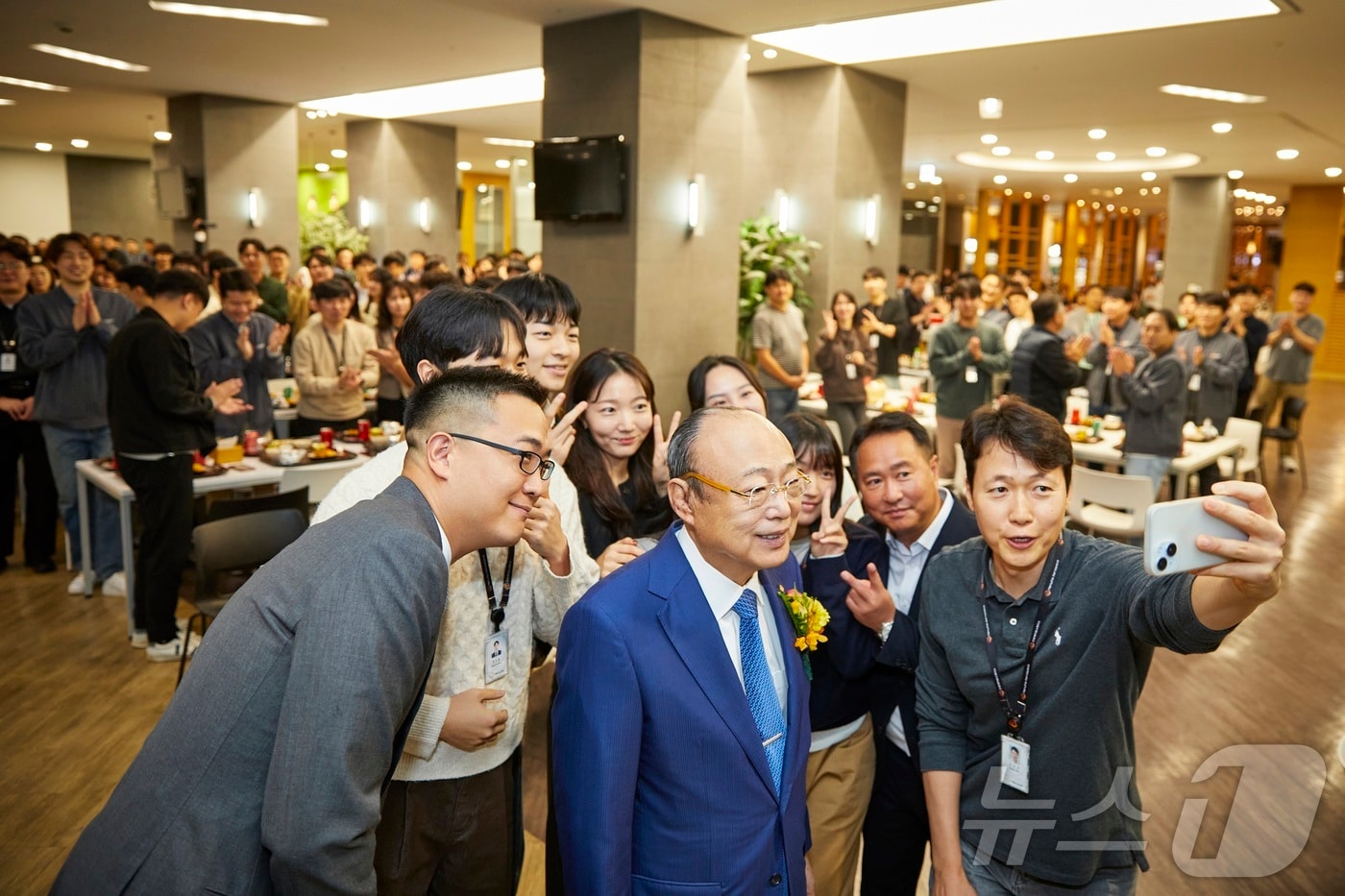김승연 한화그룹 회장이 22일 한화 판교 R&D센터 직원 식당을 방문해 한화정밀기계, 한화비전 등 입주사 직원들과 기념사진을 찍고 있다. (한화그룹 제공)2024.10.22