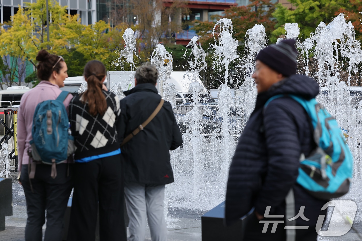 절기상 서리가 내린다는 &#39;상강&#40;霜降&#41;&#39;인 23일 오전 서울 광화문광장을 찾은 외국인 관광객들이 분수대를 감상하고있다. 기상청은 이날 찬바람이 강하게 불며 춥고 내일 아침 서울 최저 기온이 7도까지 떨어질 것으로 예보했다. 2024.10.23/뉴스1 ⓒ News1 김진환 기자