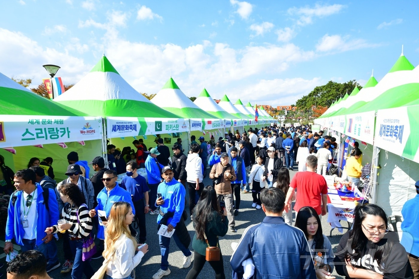 지난해 열린 ‘세계문화축제’ 부스 모습.&#40;HD현대중공업 제공&#41;