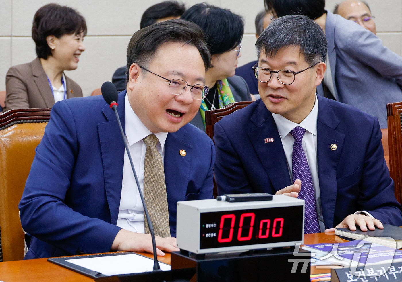 조규홍 보건복지부 장관&#40;왼쪽&#41;과 이기일 1차관이 23일 오전 서울 여의도 국회 보건복지위원회에서 열린 보건복지부·질병관리청·식품의약품안전처 등 종합 국정감사에 출석해 대화하고 있다. 2024.10.23/뉴스1 ⓒ News1 안은나 기자