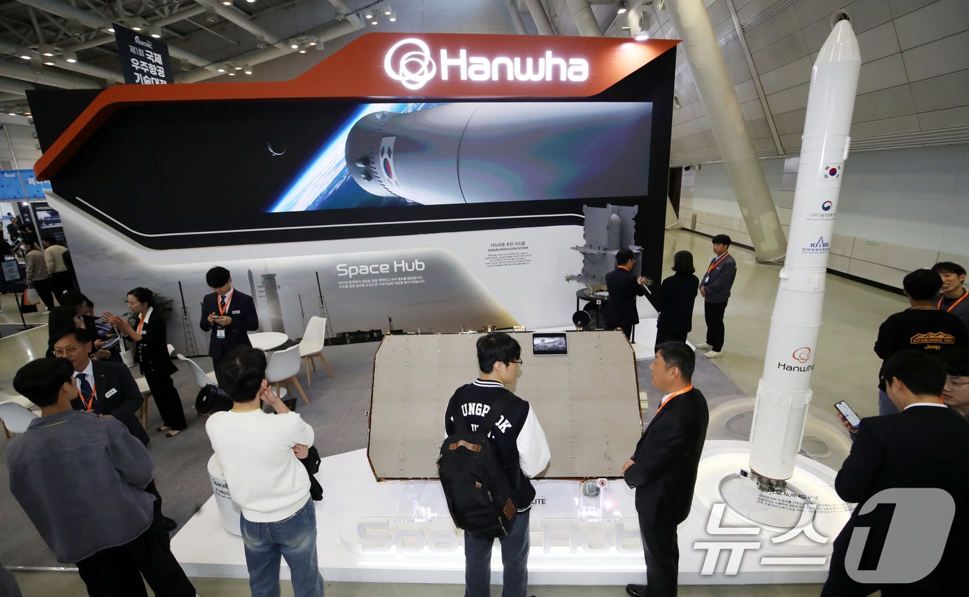 지난해 경남 창원컨벤션센터에서 열린 제1회 국제우주항공기술대전&#40;AEROTEC 2024&#41;에서 관람객들이 한화에어로스페이스 부스를 둘러보고 있다.  2024.10.23/뉴스1 ⓒ News1 윤일지 기자
