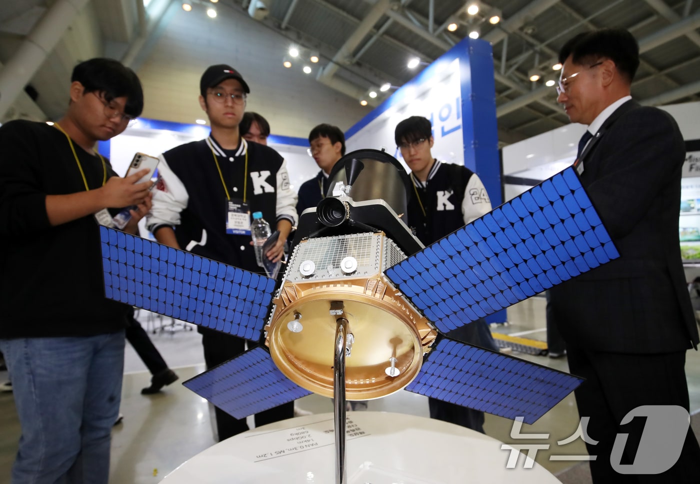 지해 경남 창원컨벤션센터에서 열린 제1회 국제우주항공기술대전(AEROTEC 2024)에서 관람객들이 한화에어로스페이스 부스를 찾아 초고해상도 지구관측 광학위성을 둘러보고 있다. (자료사진) 2024.10.23/뉴스1 ⓒ News1 윤일지 기자