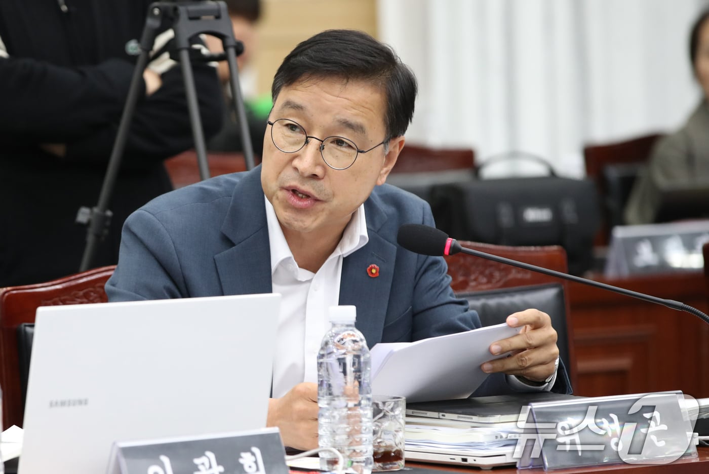 가슴에 동백꽃 배지를 달고 질의하는 위성곤 국회의원(더불어민주당·제주 서귀포시).2024.10.23/뉴스1 ⓒ News1 오현지 기자