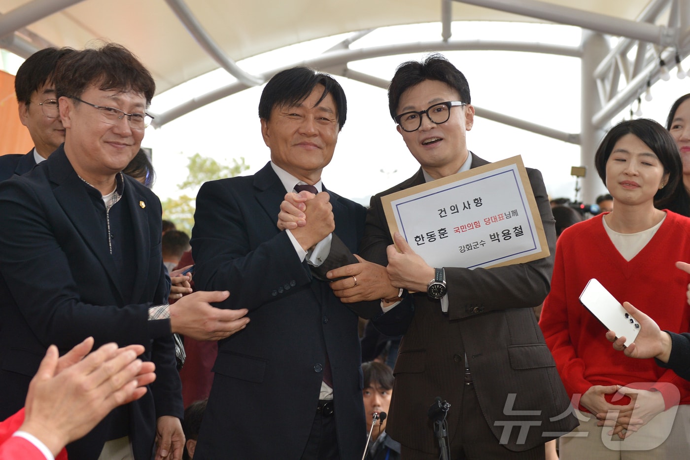 박용철 강화군수&#40;사진 왼쪽&#41;가 한동훈 국민의힘 당대표&#40;사진 오른쪽&#41;에게 건의사항을 전달하는 모습&#40;인천 강화군 제공&#41;/뉴스1