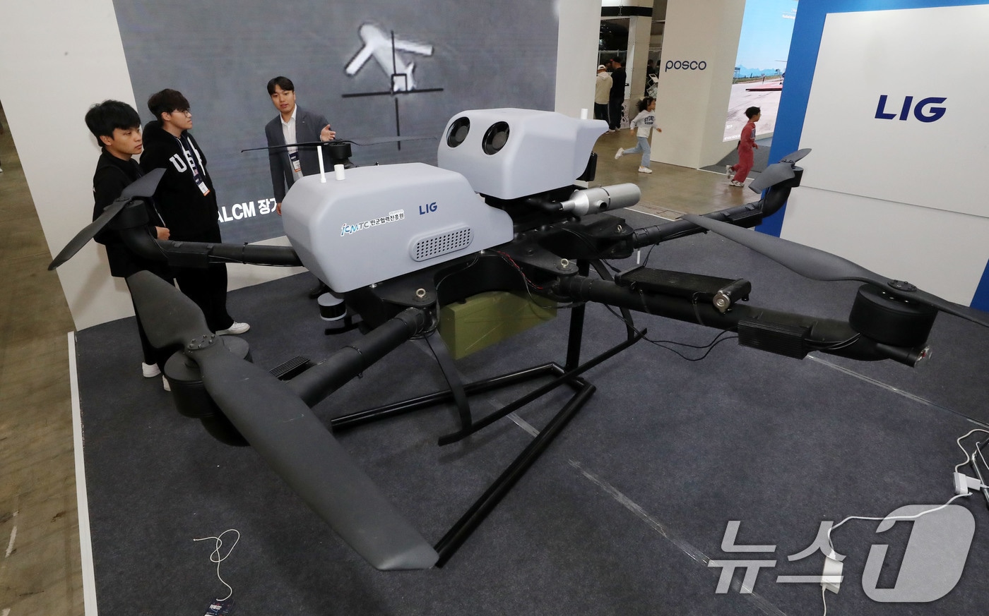 23일 경기도 고양시 킨텍스에서 열린 2024 고양드론·도심항공모빌리티 박람회를 찾은 관람객이 LIG넥스원 부스에서 40kg까지 수송가능한 드론 KCD-40을 살펴보고 있다.  2024.10.23/뉴스1 ⓒ News1 박세연 기자