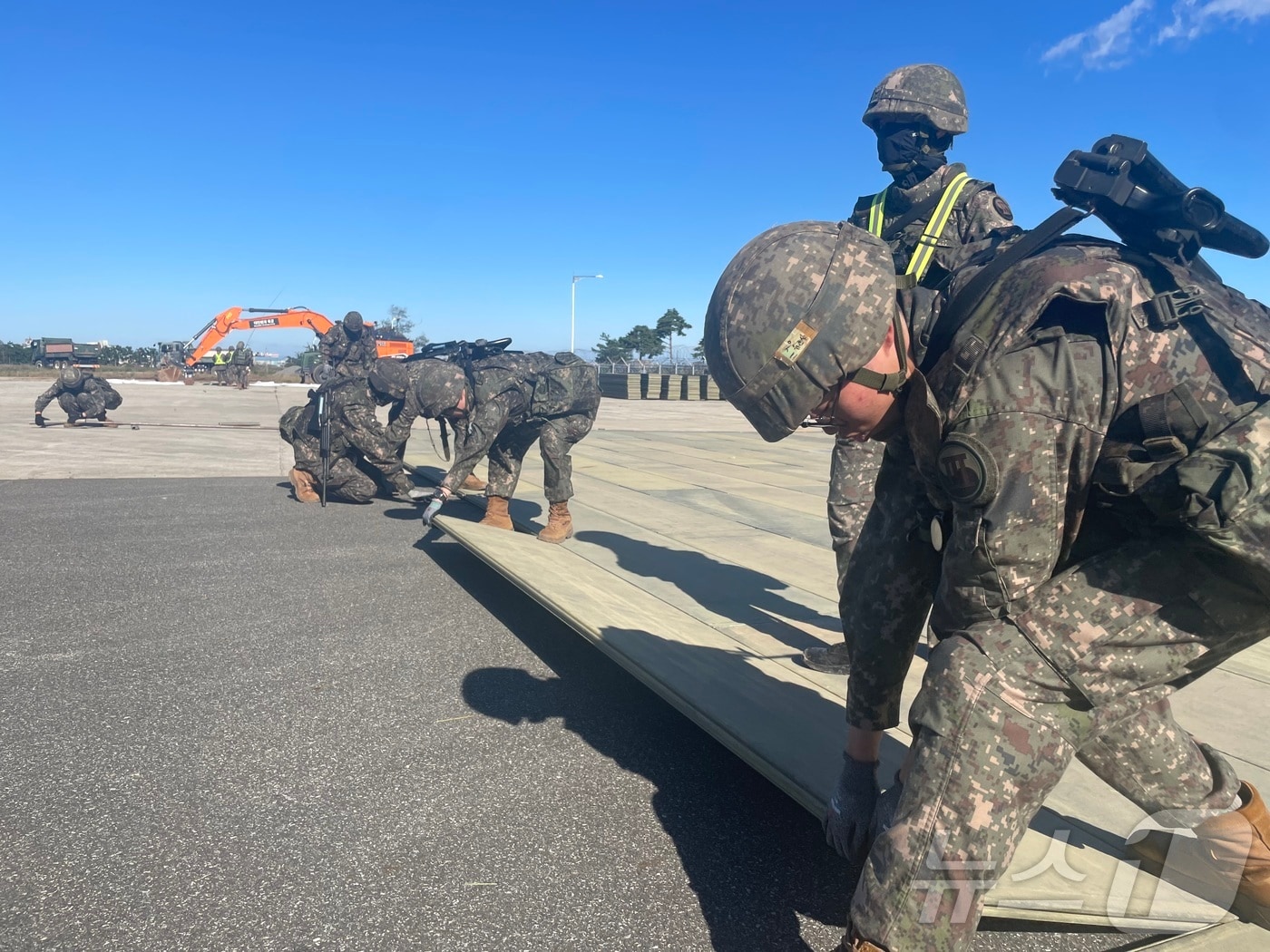 호국훈련 기간인 23일 육군 3공병여단 장병들이 강원 속초시 속초비행장에서 비행장 피해복구 훈련을 실시하고 있다.(육군3군단 제공) 2024.10.23/뉴스1 ⓒ News1 윤왕근 기자