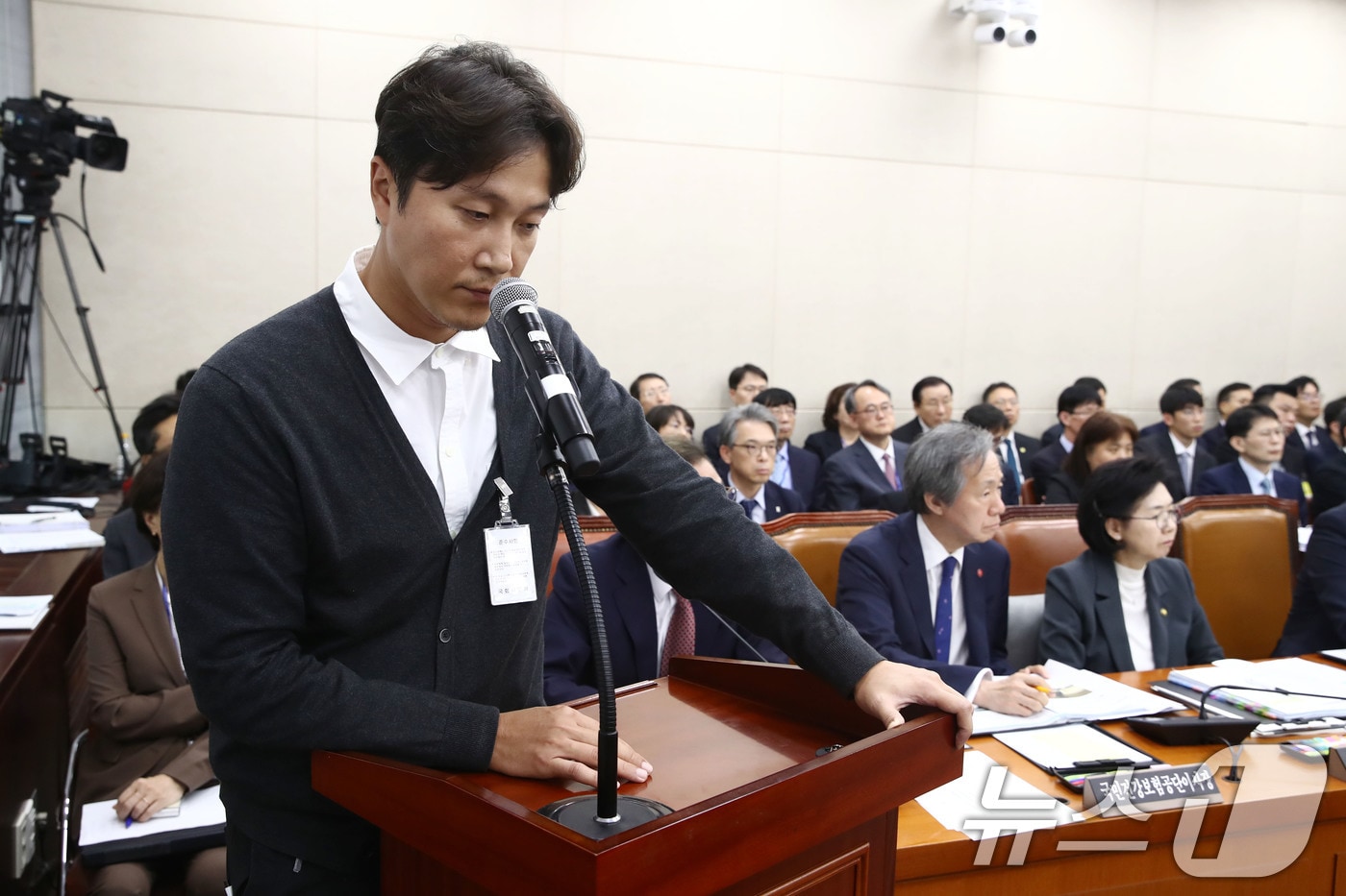 방송인 겸 정신건강의학과 전문의 양재웅 씨가 23일 오후 서울 여의도 국회에서 열린 보건복지위원회의 복지부 등에 대한 종합 국정감사에 증인으로 출석해 자신의 병원에서 발생한 환자 사망 사고와 관련한 의원 질의를 듣고 있다. 2024.10.23/뉴스1 ⓒ News1 이광호 기자