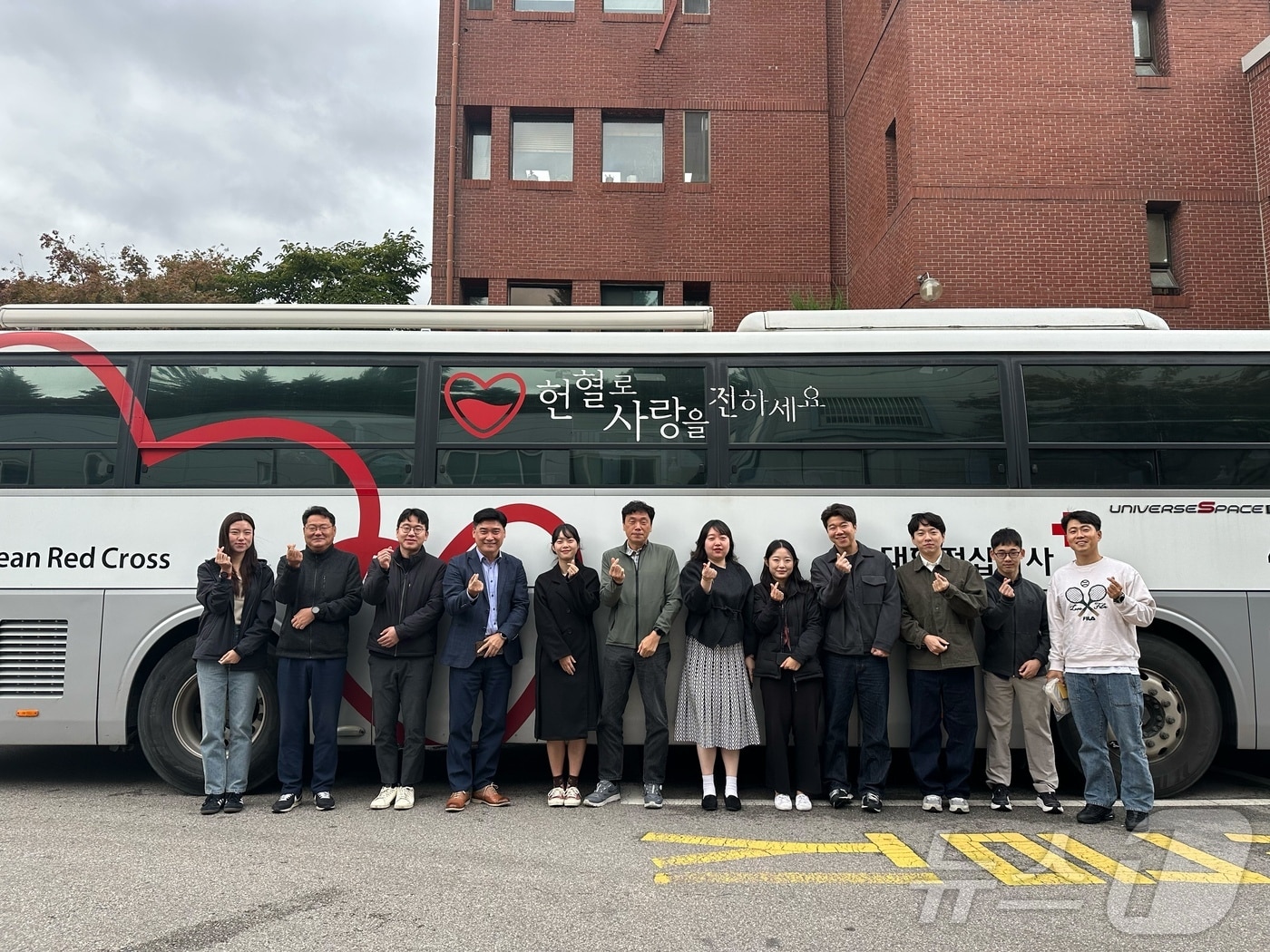 한국전력 강원본부 사회봉사단이 23일 춘천 소재 본부에서 생명나눔 헌혈캠페인을 벌이고 있다.&#40;한국전력 강원본부 제공&#41; 2024.10.23/뉴스1