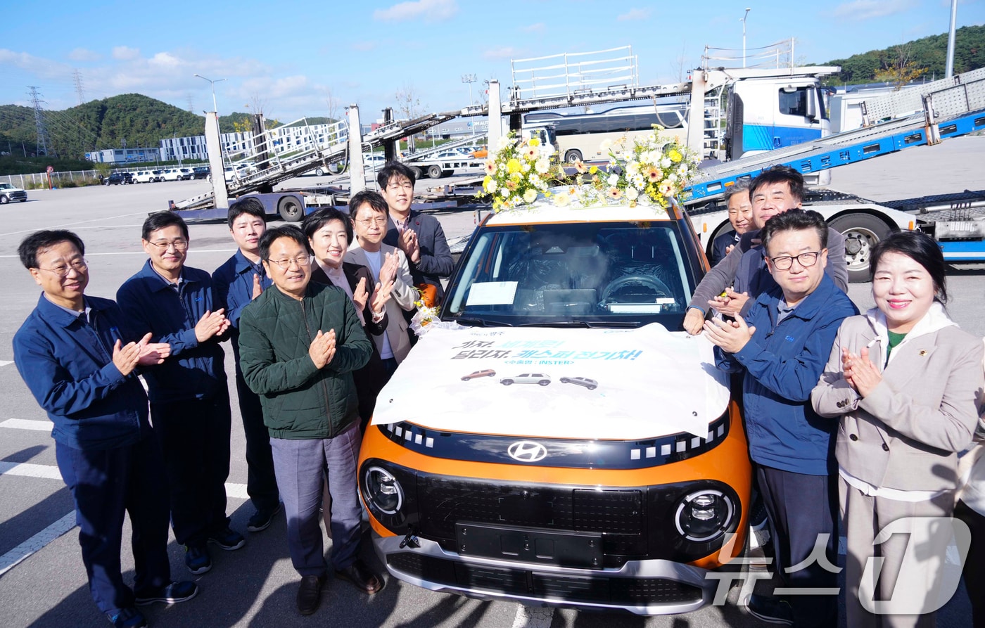 강기정 광주시장이 23일 오후 광산구 광주글로벌모터스에서 열린 '캐스퍼 전기차(EV)’ 수출기념식'에 참석해 신수정 시의회 의장, 윤몽현 GGM 대표이사, 윤종해 한국노총광주본부 의장 등 내빈들과 수출 성공 염원 메시지를 부착하고 있다.(광주시 제공)2024.10.23/뉴스1 ⓒ News1