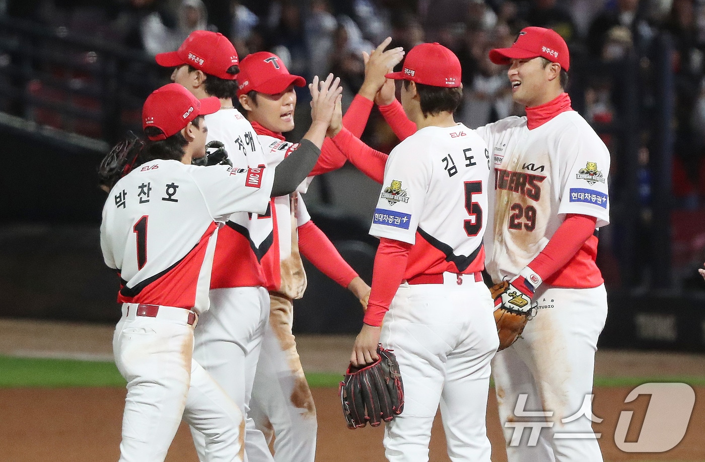 23일 오후 광주 북구 기아챔피언스필드에서 열린 프로야구 &#39;2024 신한 SOL 뱅크 KBO 포스트시즌&#39; 한국시리즈 2차전 삼성 라이온즈와 KIA 타이거즈의 경기에서 KIA 선수들이 승리를 결정짓고 기뻐하고 있다. 이날 경기는 KIA가 삼성을 상대로 8-3으로 승리했다. 2024.10.23/뉴스1 ⓒ News1 임세영 기자