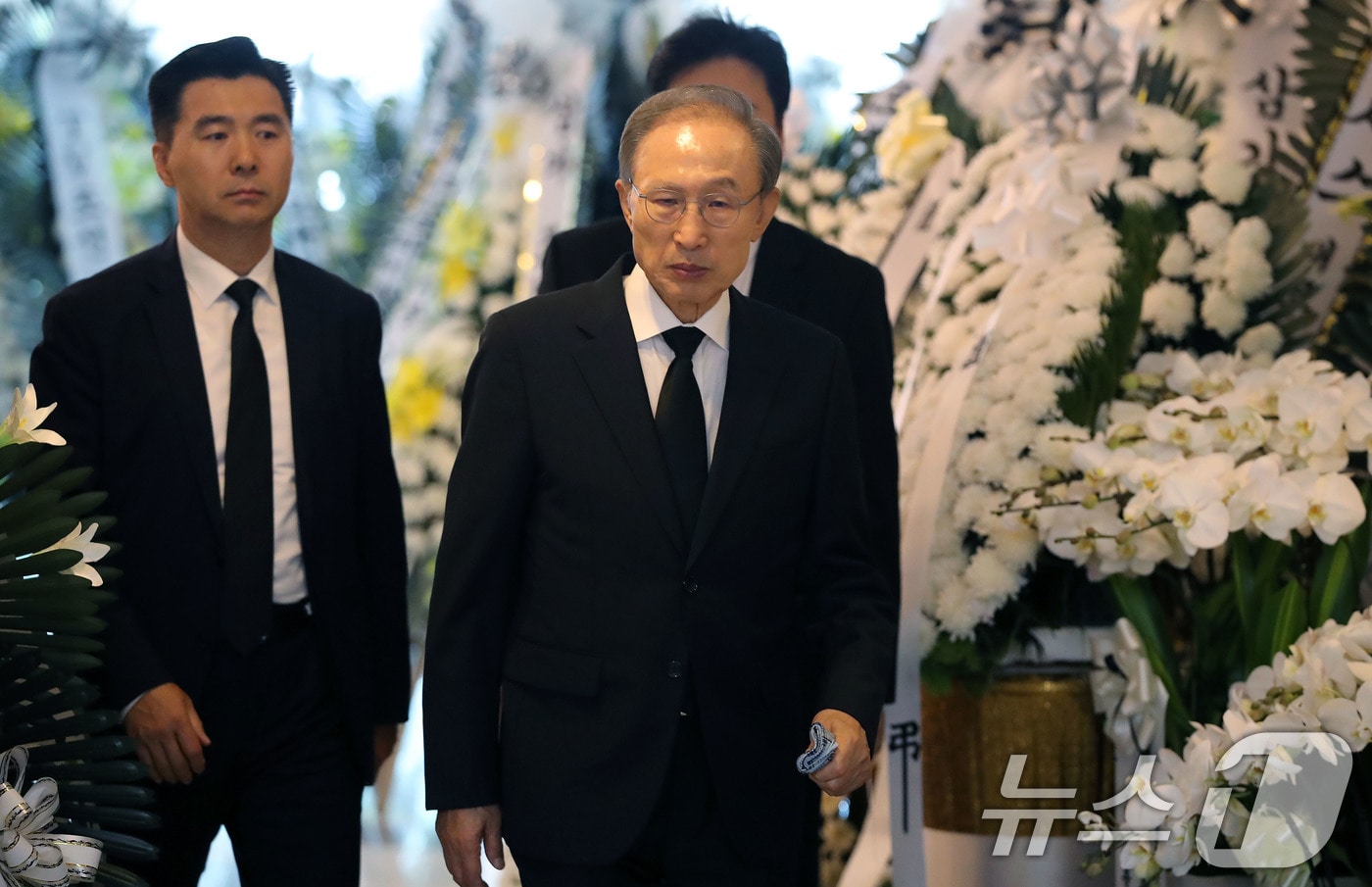 이명박 전 대통령이 24일 오전 서울 송파구 아산병원 장례식장에 마련된 친형인 고&#40;故&#41; 이상득 전 의원 빈소로 들어서고 있다. 제17대 국회에서 국회부의장을 지낸 이 전 의원은 23일 향년 89세, 노환으로 별세했다. 발인은 26일 오전 6시30분 서울 강남구 소망교회 선교관에서 엄수될 예정이다. 2024.10.24/뉴스1 ⓒ News1 박세연 기자