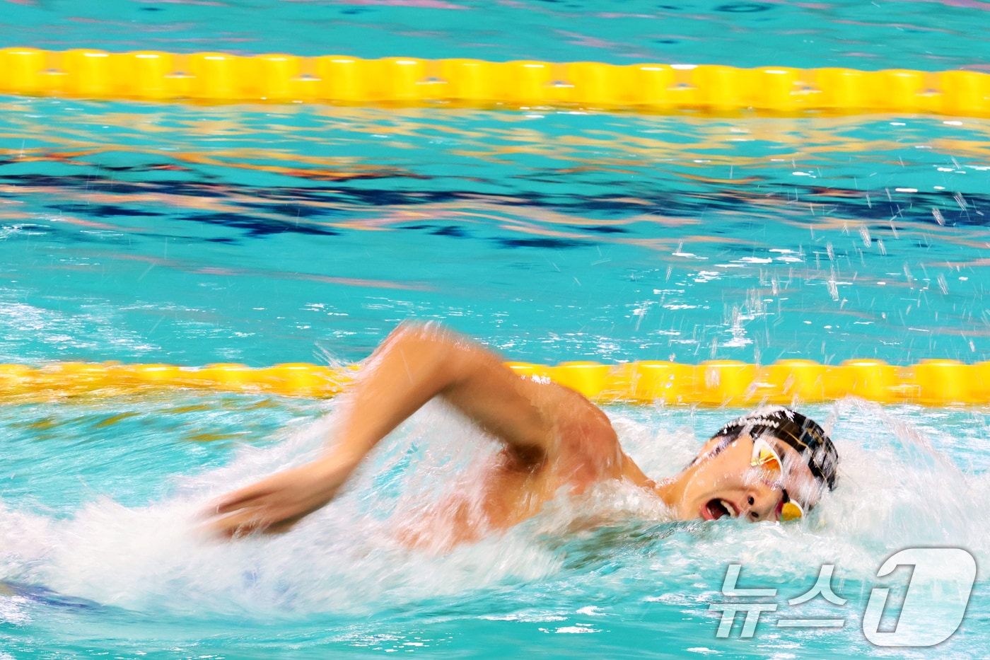 24일 인천 미추홀구 문학박태환수영장에서 열린 '2024 월드아쿠아틱스 경영 월드컵 인천' 남자 자유형 400m 예선에서 대한민국 김우민이 역영을 하고 있다. 2024.10.24/뉴스1 ⓒ News1 황기선 기자