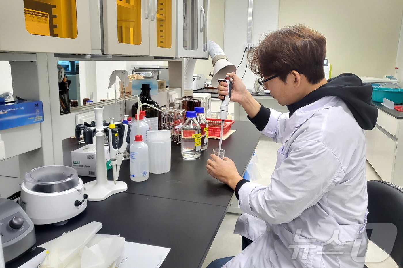 무주농업과학관 잔류농약 분석 모습(무주군 제공) 2024.10.24/뉴스1