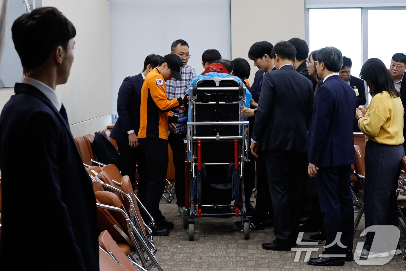 24일 서울 여의도 국회 과학기술정보방송통신위원회에서 열린 방송통신위원회 및 소관 감사대상기관 전체 종합 국정감사 도중 방송문화진흥회 직원 한 명이 땀을 흘리며 기절하는 사고가 발생해 의료진이 응급조치 후 이송하고 있다. 2024.10.24/뉴스1 ⓒ News1 안은나 기자