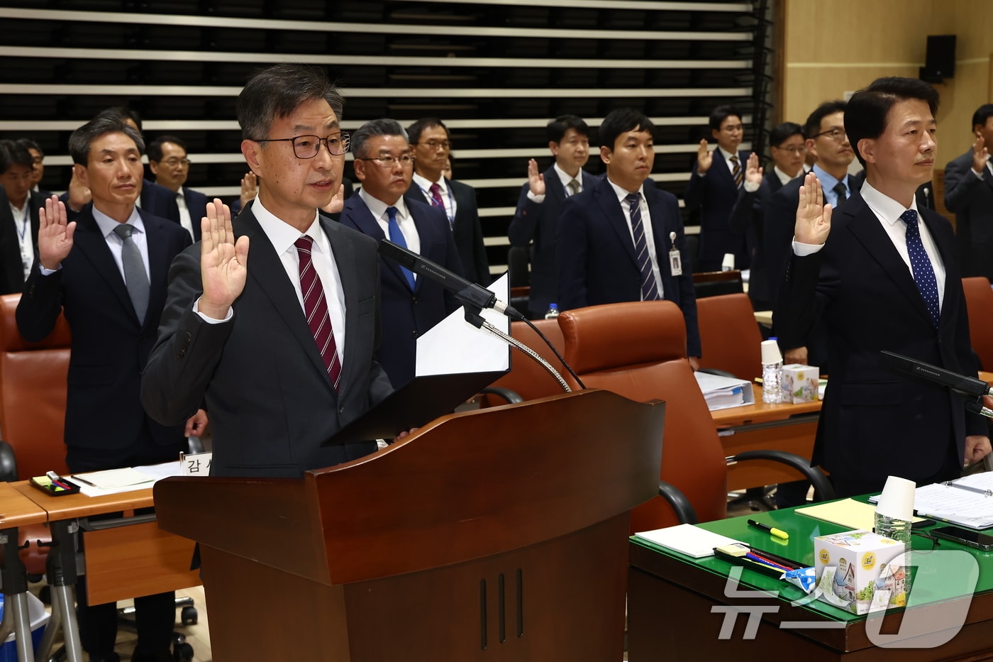 최재해 감사원장이 24일 오후 서울 종로구 감사원에서 열린 법제사법위원회의 감사원 대상 국정감사에서 증인 선서를 하고 있다. 2024.10.24/뉴스1 ⓒ News1 김민지 기자