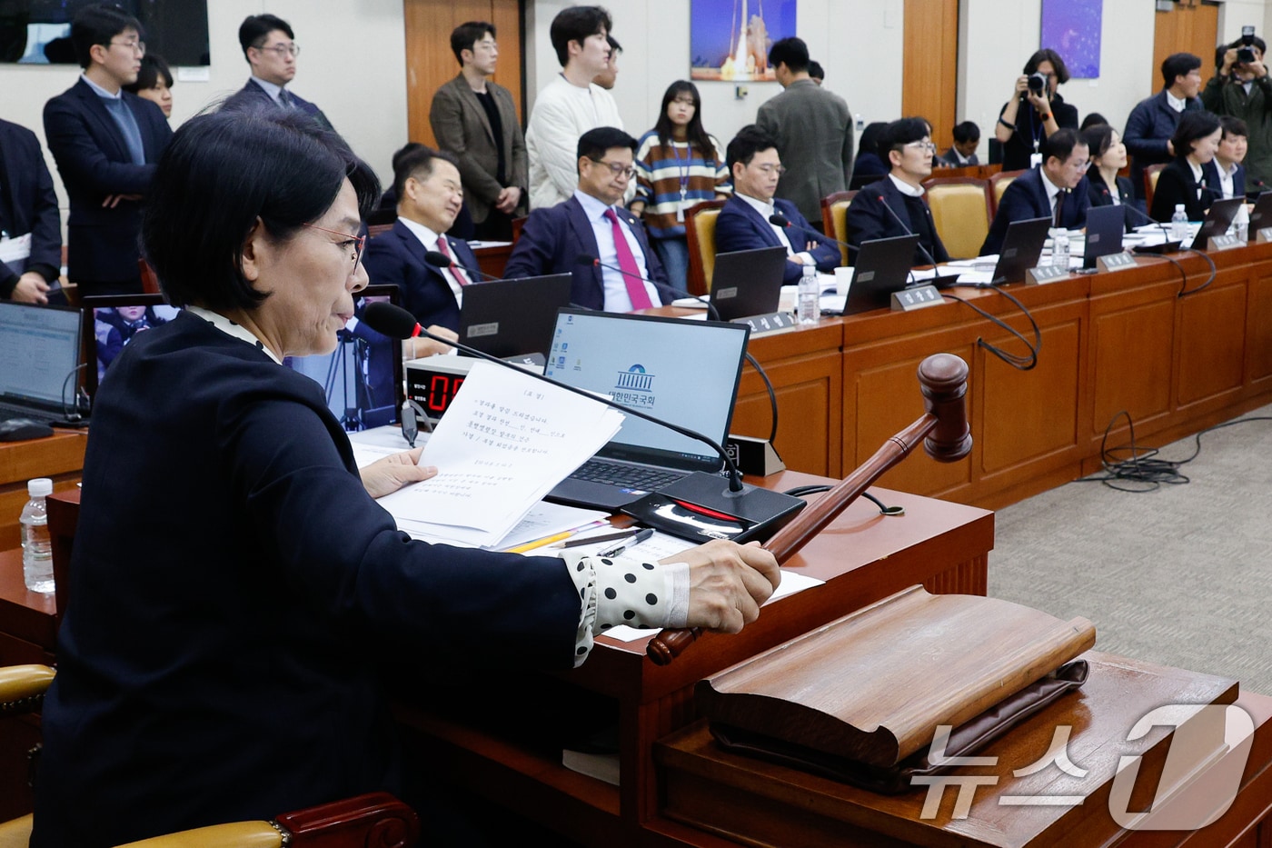 최민희 국회 과학기술정보방송통신위원회 위원장이 24일 오후 서울 여의도 국회에서 열린 방송통신위원회 및 소관 감사대상기관 전체 종합 국정감사에서 의결하고 있다. 2024.10.24/뉴스1 ⓒ News1 안은나 기자