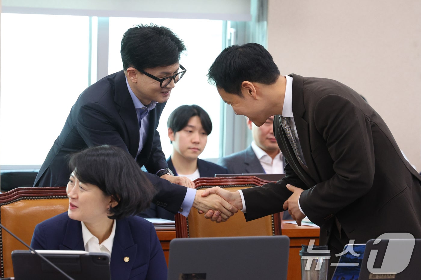 2024년 10월 24일 서울 여의도 국회에서 열린 국토교통위원회 국정감사장을 격려 방문한 당시 한동훈 국민의힘 대표가 김한규 더불어민주당 의원과 인사하고 있는 모습. 2024.10.24 ⓒ 뉴스1 신웅수 기자