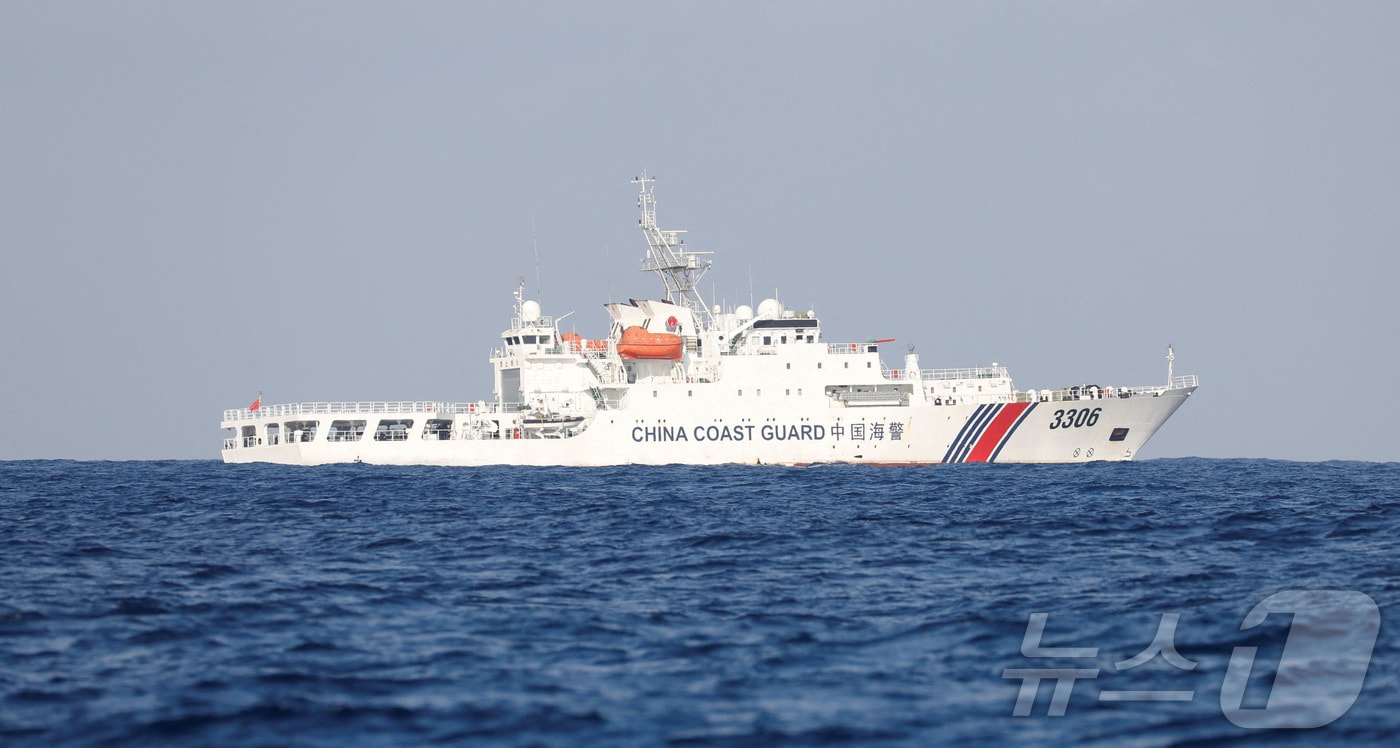 중국의 해안경비대 선박이 스카버러 암초(중국명 황옌다오·필리핀명 바조데마신록) 인근 분쟁 지역을 순찰하고 있다. 2017.04.05 ⓒ 로이터=뉴스1 ⓒ News1 정지윤 기자